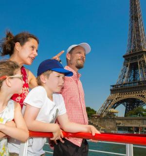 一家人站在埃菲尔铁塔前