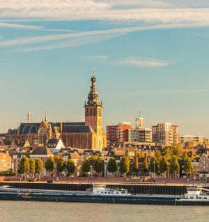 有钟楼和河流的城市天际线