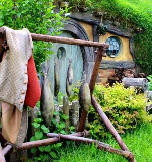 房子前面的一把木椅