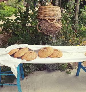 桌子上放着一堆面包