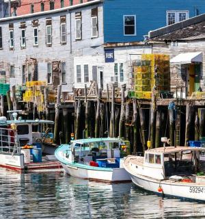 skupina lodí zakotvených vedle budovy