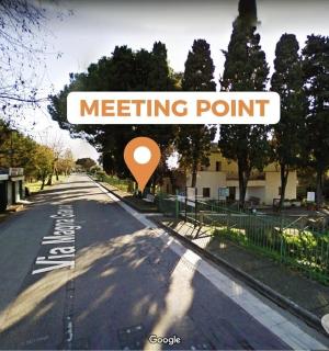 a street sign that says meeting point on a street
