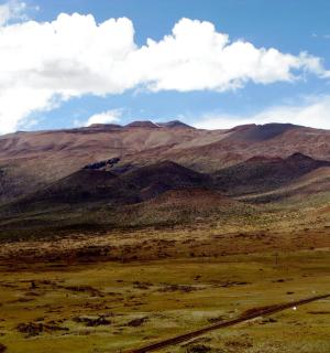 一条土路和山脉的景色