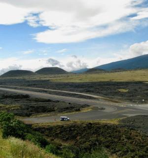 silnice uprostřed pole s dodávkou