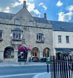 stará kamenná budova na straně ulice