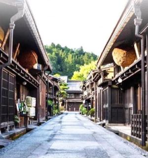 eine leere Straße in einer Altstadt mit Gebäuden