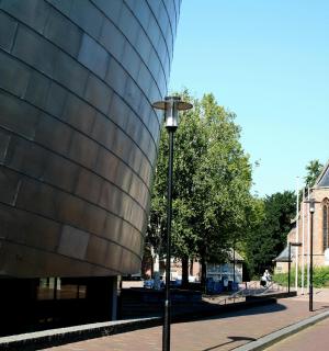 教堂前面有一座塔楼的建筑