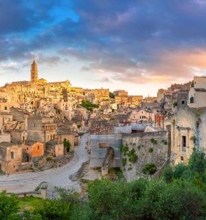 日落时分山上小镇的景色