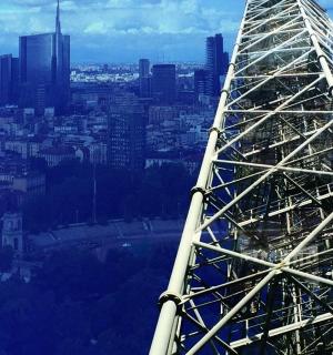 城市中埃菲尔铁塔的景色