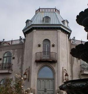 velká budova s fontánou před ní