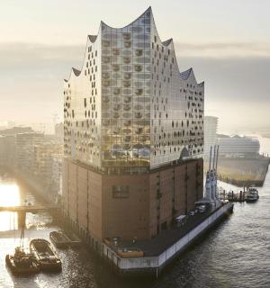 水上的一座大楼和一艘游轮