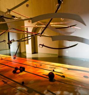 房间里有一张桌子,地板上摆着物品