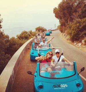 一群人坐过山车