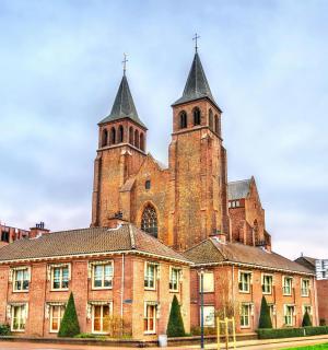 一座古老的砖砌建筑,顶部有一座塔