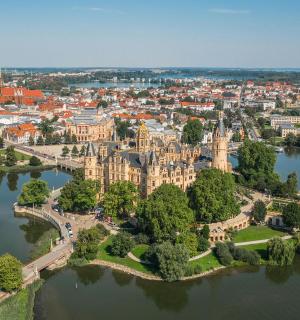 水中岛屿城堡的鸟瞰图