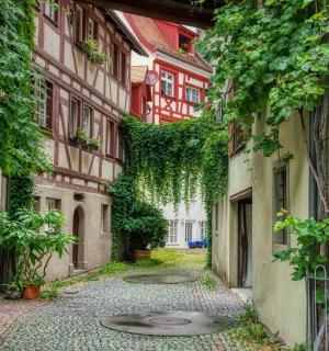 an alleyway in an old town with buildings