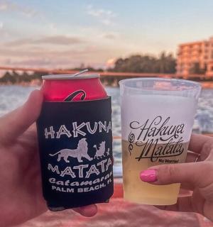 一个人拿着一个杯子和一杯牛奶