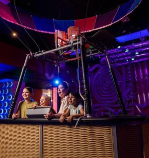 skupina lidí na pódiu s notebookem