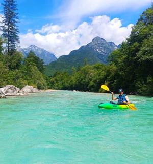 člověk sjíždí řeku na kajaku s pádlem