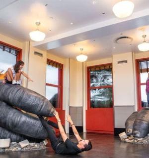 一名女子坐在建筑物的雕塑上