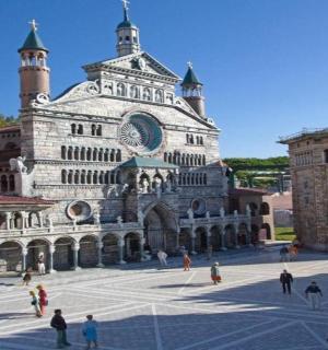 一群人绕着一栋大楼走动