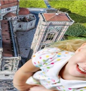 一个小女孩站在一座城堡前