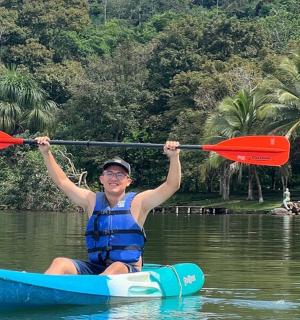 一名男子在水中拿着皮划艇的桨