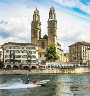 城市前水中的一艘船