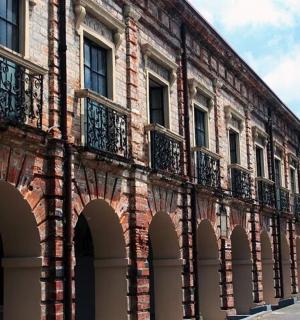 一座有拱门和窗户的大型砖砌建筑