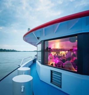 un vaixell amb una festa a l'aigua