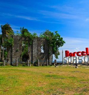 田野中建筑物前的标志