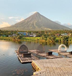 背景是一座山，水中有长椅