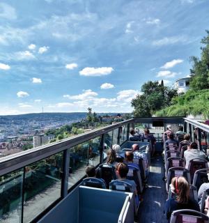 Menschen, die mit der Straßenbahn einen Hügel hinauffahren