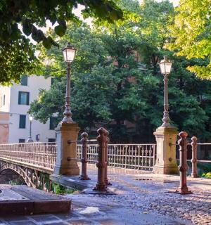 一座桥上还有两盏路灯