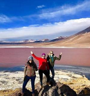 一群人站在粉色湖面上