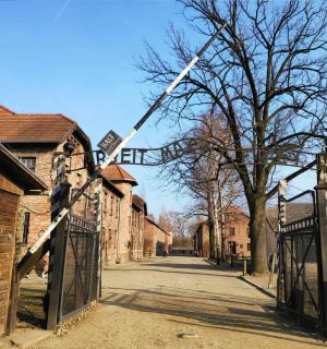 一辆起重机悬挂在街道大门上方