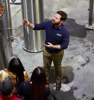 站在一群人面前的一个人