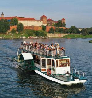 河上船上的一群人