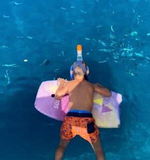 muž ve vodě se surfovacím prknem ve vodě