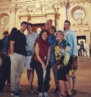 un gruppo di persone in posa davanti a un edificio