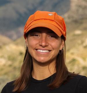 žena v oranžovém klobouku se usmívá