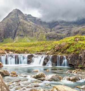 山谷中的瀑布，背景是群山