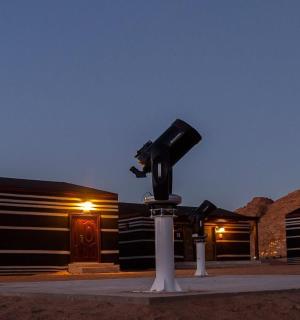 夜间建筑物前的交通灯