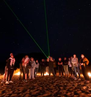 一群人站在火堆前