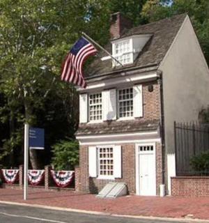 dům s americkou vlajkou před ním