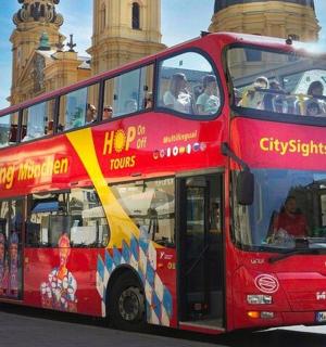 一辆红色双层巴士在街上行驶