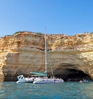 洞穴旁水中的一艘船