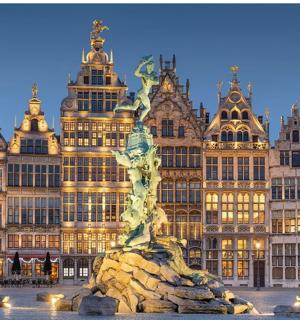 一座大楼前的雕像