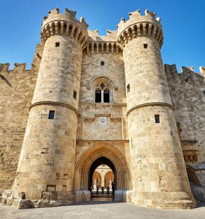 velký hrad se dvěma věžemi a vchodem