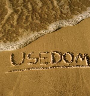 沙滩上的一个标志